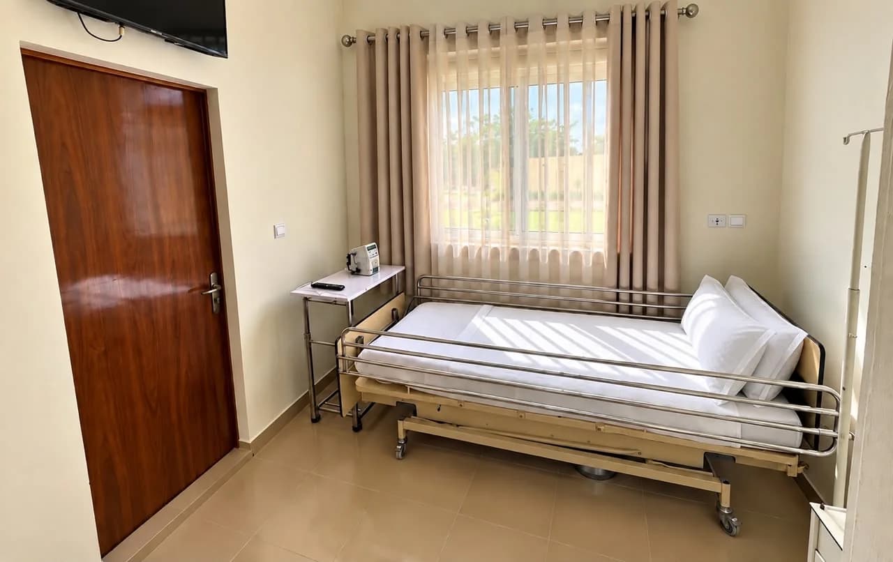 Chambre d'hospitalisation de la Clinique Saint Marc, avec lit médicalisé, télévision et fenêtre donnant sur le jardin